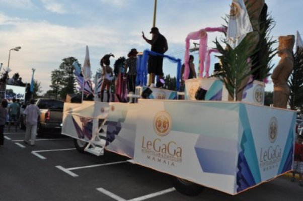 Iată-l pe Mazăre costumat în Regele Soare, la parada carelor alegorice din Mamaia!